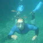 Schnorchler unter Wasser beim abtauchen