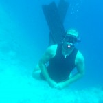 Mit den Flossen macht es unter Wasser beim Schnorcheln besonders Spaß